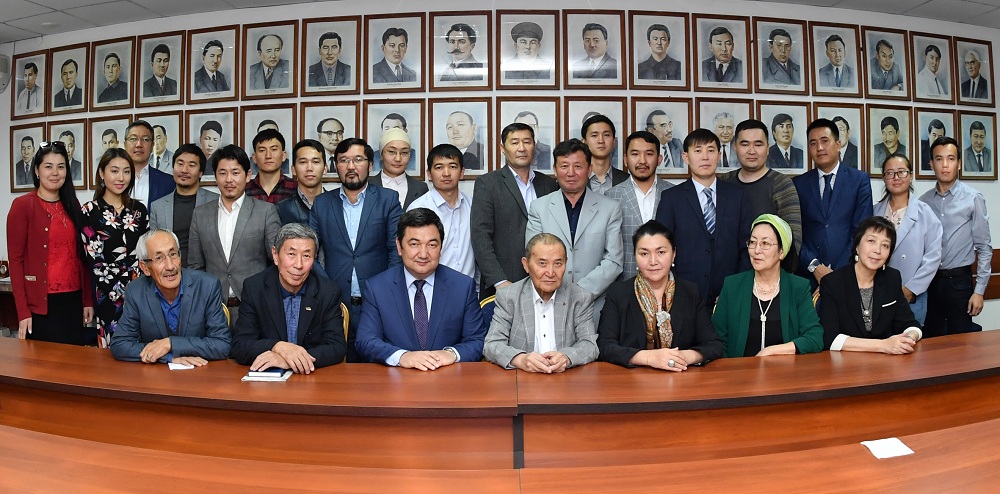 «ەگەمەندە» جازۋشى اكىم تارازيمەن شىعارماشىلىق كەزدەسۋ ءوتتى