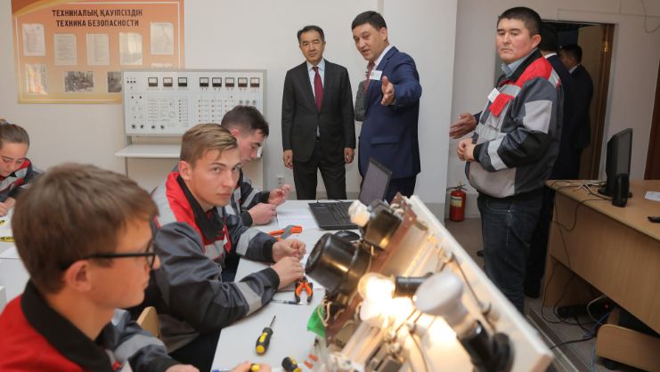 ب. ساعىنتاەۆ پاۆلودار وبلىسىنىڭ وقۋ ورىندارىنىڭ باسشىلىعىمەن مامانداردى دايارلاۋ ماسەلەسىن تالقىلادى