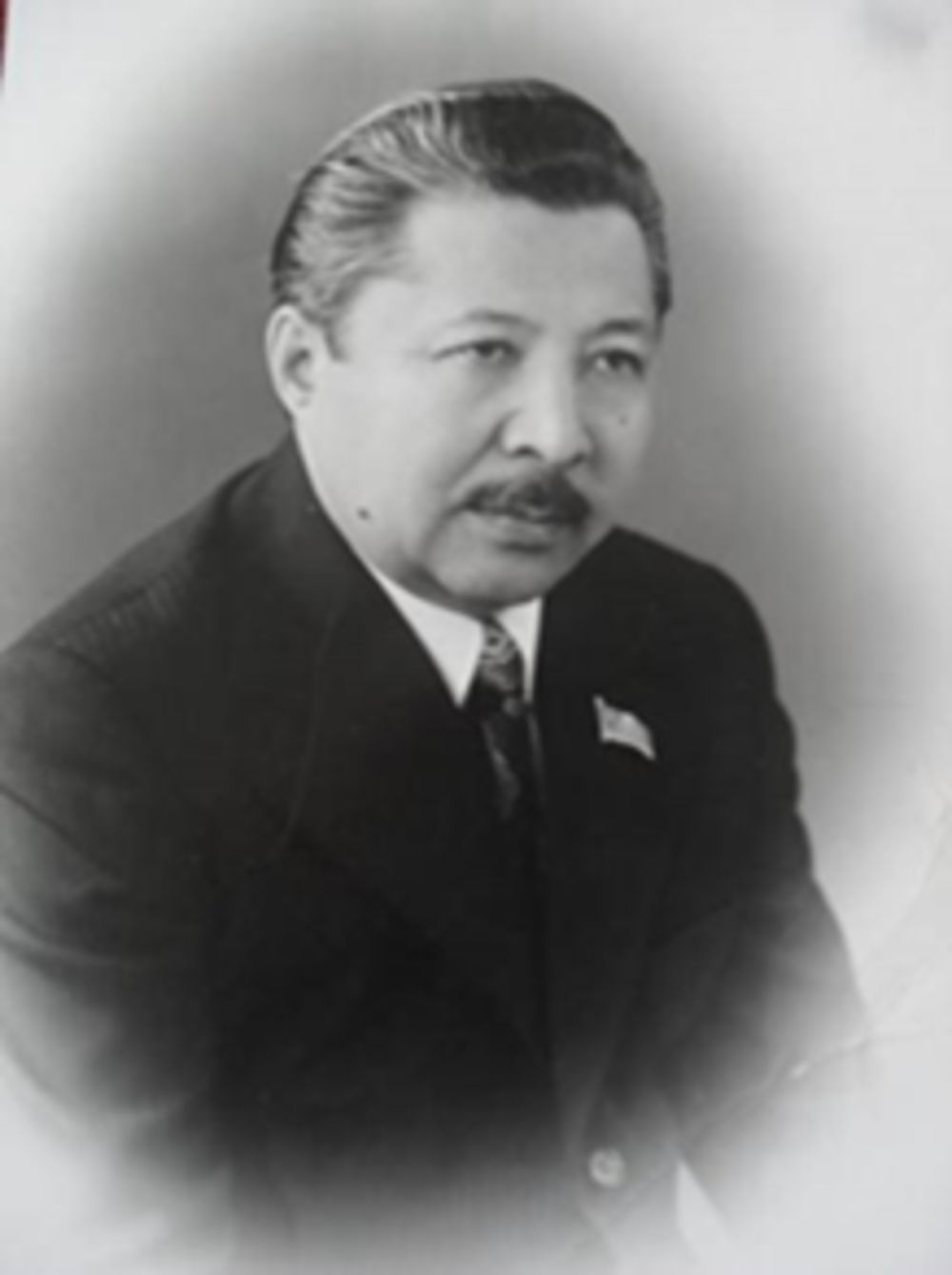 قۇرمەتكە لايىق ديپلومات