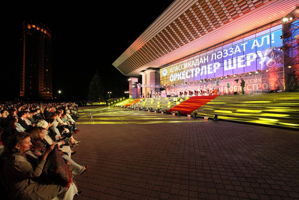 وركەسترلەر شەرۋىن تاماشالادى