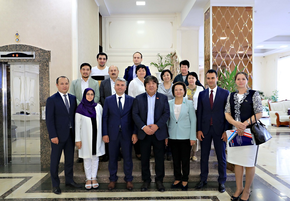 سەناتور د. نوكەتاەۆا تۇركپا كوميسسياسىنىڭ وتىرىسىنا قاتىستى