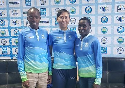 كەنيادا جاتتىعىپ جۇرگەن قازاق قىزى