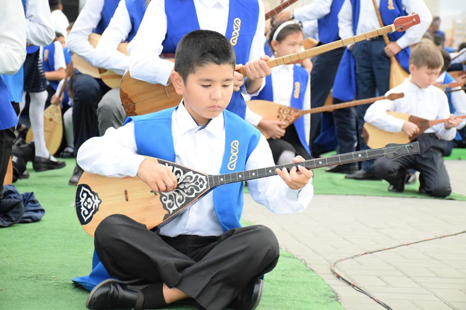 ورالدا بۇقارالىق دومبىرا تارتۋدان رەكورد جاسالدى