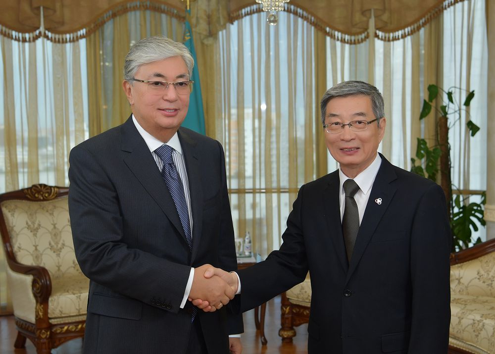 كەڭەس حاتشىلىعىنىڭ وكىلىمەن كەزدەستى