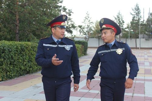 قوستانايدا ەكى پوليتسەي جول بويىندا ايەلدى اجالدان امان الىپ قالدى