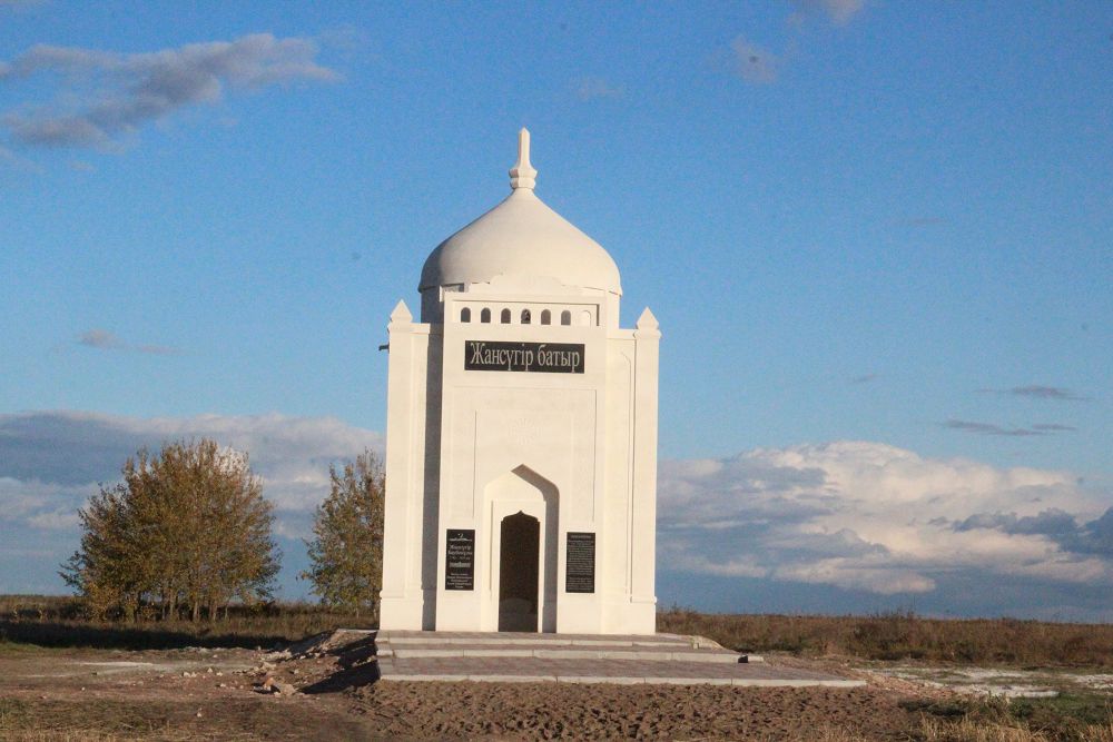 سولتۇستىك قازاقستاندا جانسۇگىر باتىرعا ەڭسەلى كەسەنە تۇرعىزىلدى