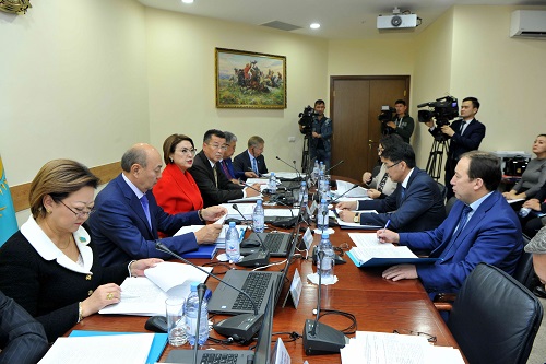 سەنات كوميتەتىندە ءدىني قىزمەت جانە ءدىني بىرلەستىكتەر ماسەلەلەرى تۋرالى زاڭ جوباسى قارالدى 