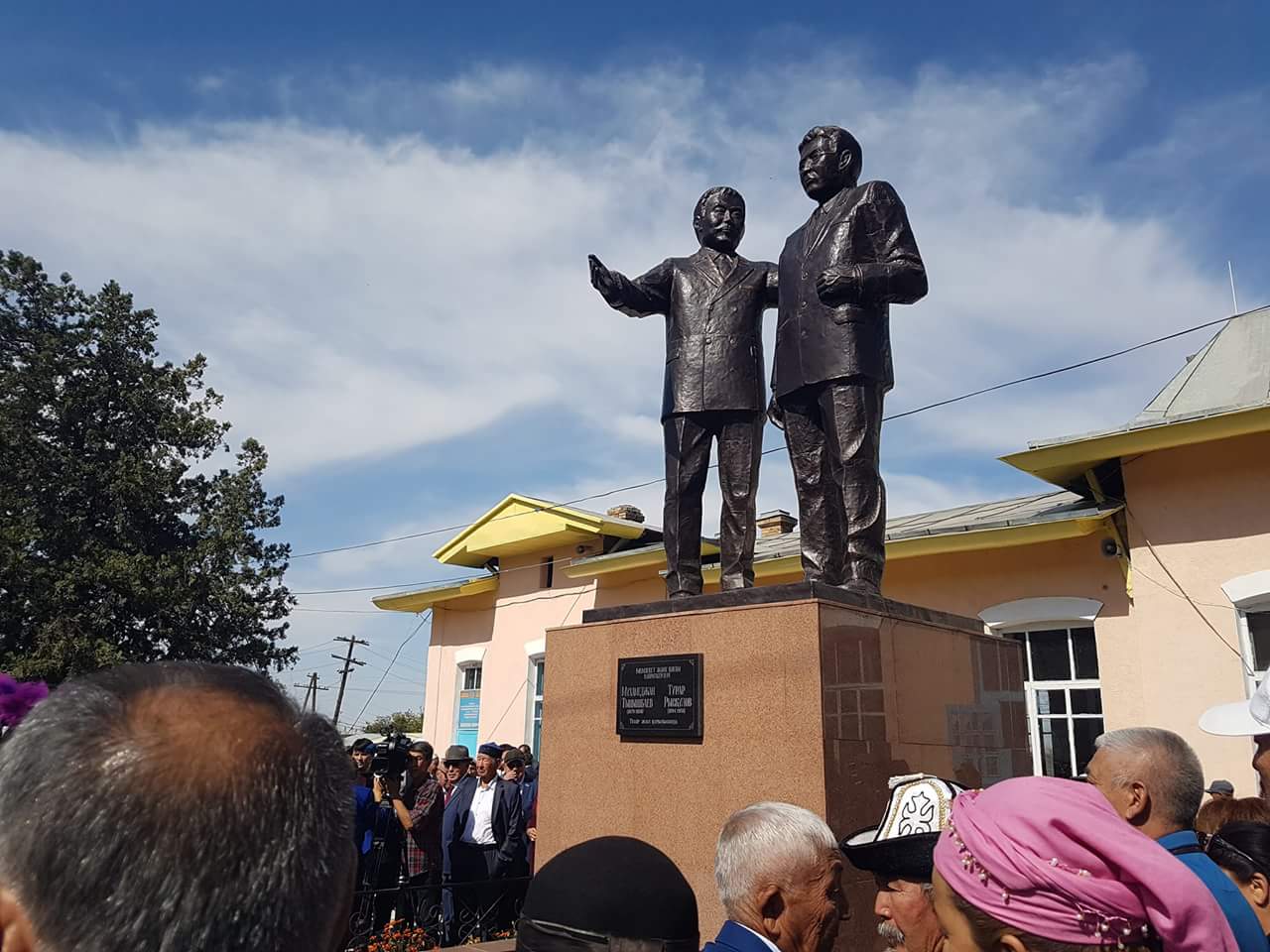  مۇحامەدجان تىنىشباەۆ پەن تۇرار رىسقۇلوۆتىڭ ەسكەرتكىشى اشىلدى