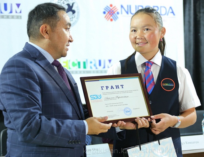 سدۋ الەمگە تانىلعان بۇركىتشى  ايشولپانعا ءبىلىم گرانتىن ۇسىندى
