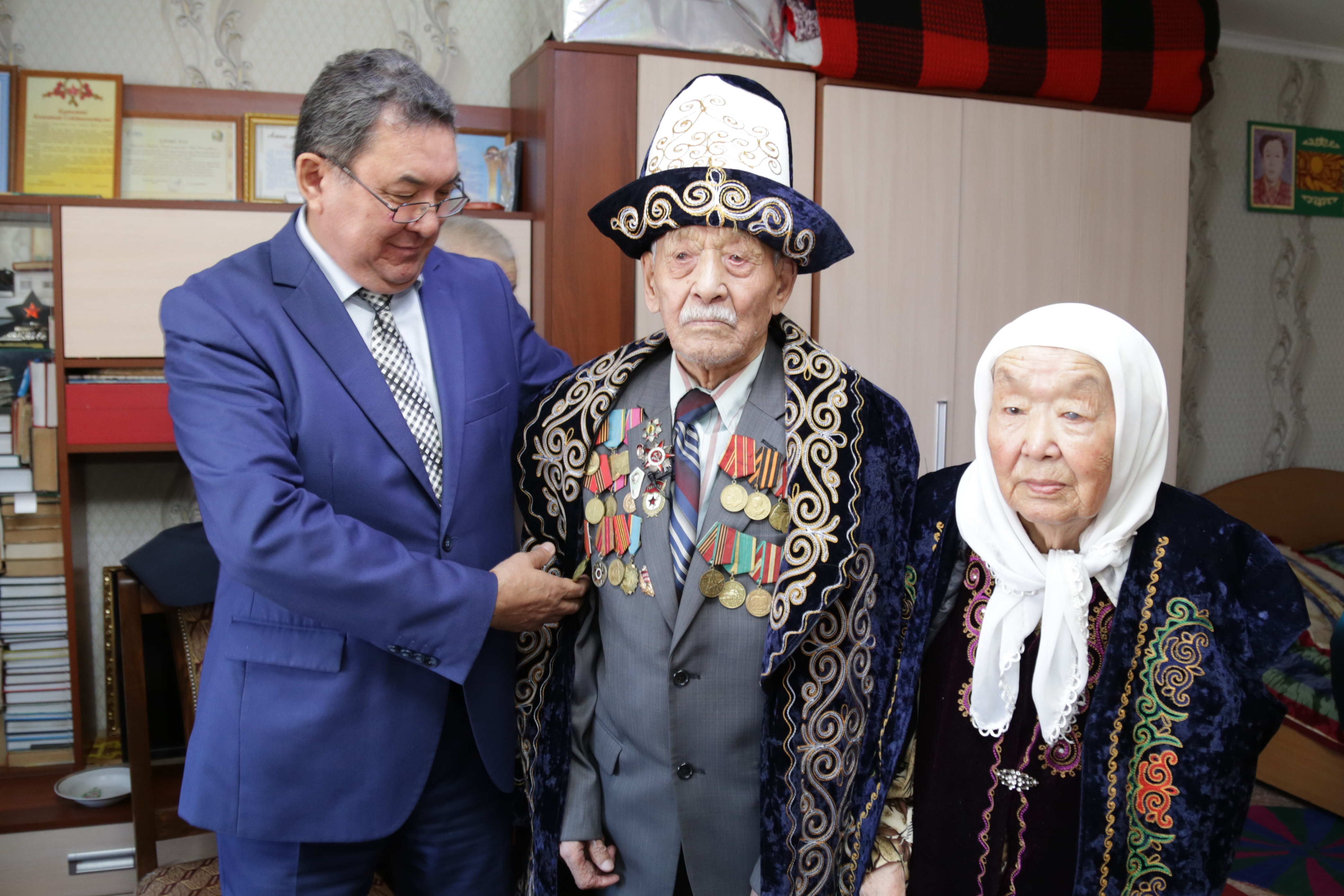 سولتۇستىك قازاقستان كاسىپوداعى گاۋحار توي يەلەرىنە قۇرمەت كورسەتتى