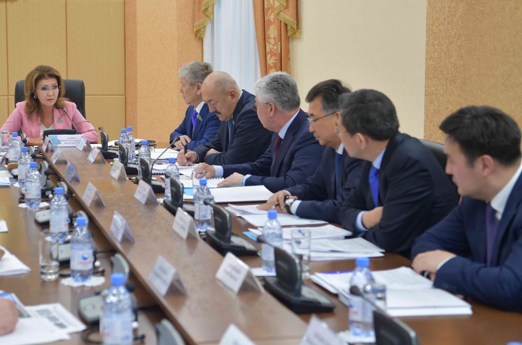 سەناتتا بىرقاتار ماسەلەلەر تالقىلاندى