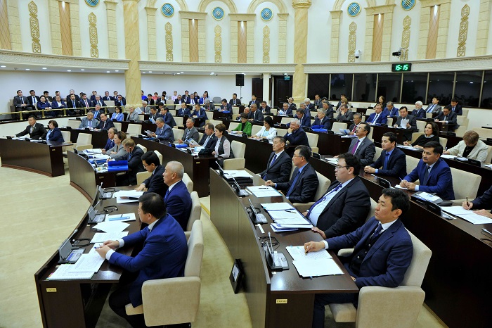 سەناتتا عىلىم تۋرالى زاڭناما تالقىلاندى