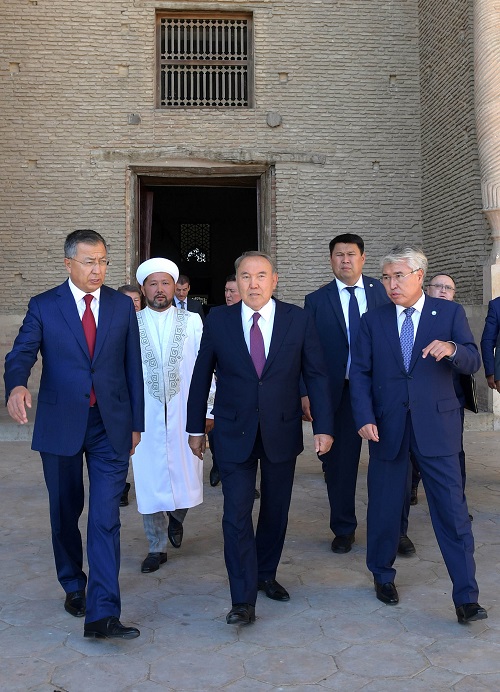 نۇرسۇلتان نازارباەۆ قوجا احمەت ياسساۋي ماۆزولەيىنە باردى