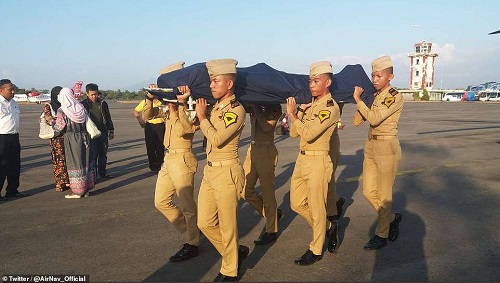 يندونەزياداعى جەر سىلكىنىسى كەزىندە اۋەجاي قىزمەتكەرى لاينەردى قۇتقارۋ ءۇشىن ءوز ءومىرىن قيدى