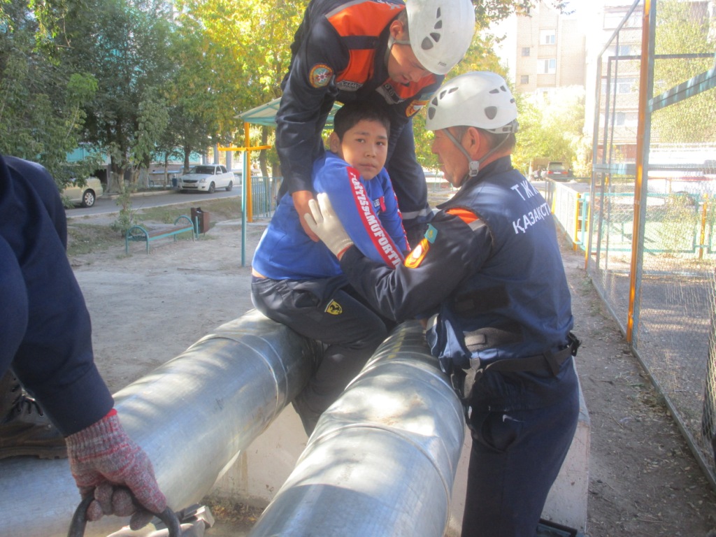 قۇتقارۋشىلار جىلۋ قۇبىرىنا قىسىلىپ قالعان بالانى قۇتقاردى