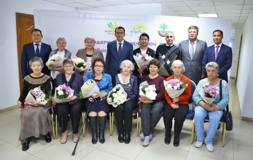 ەلوردالىق قاريالاردى قۇتتىقتادى