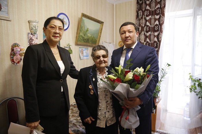 اتىراۋدا قاريالارعا قۇرمەت كورسەتىلدى