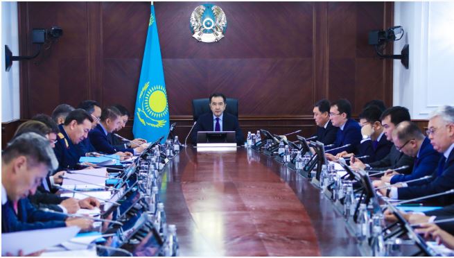 ب. ساعىنتاەۆ ەمحانالاردى جيناقتاۋ جانە دارىگەرلەردى الەۋمەتتىك قولداۋمەن قامتۋ بويىنشا شارالار قابىلداۋدى تاپسىردى