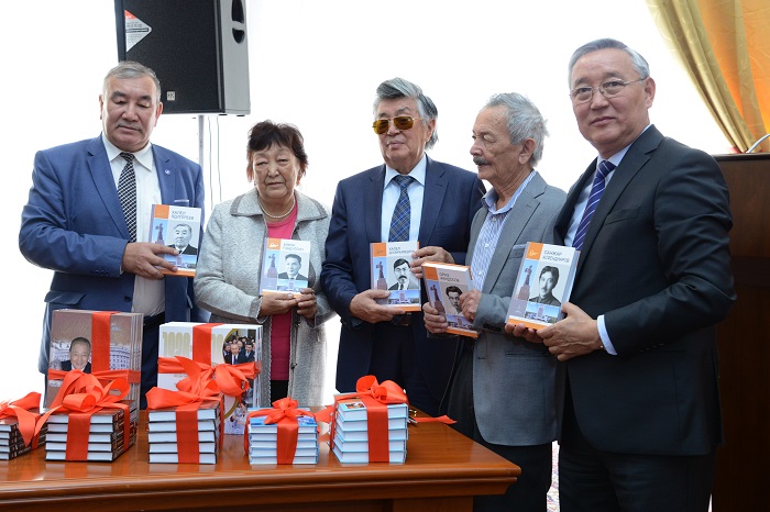 اباي اتىنداعى ۋنيۆەرسيتەت تاريحىنا قاتىستى كىتاپتاردىڭ تانىستىرىلىمى ءوتتى