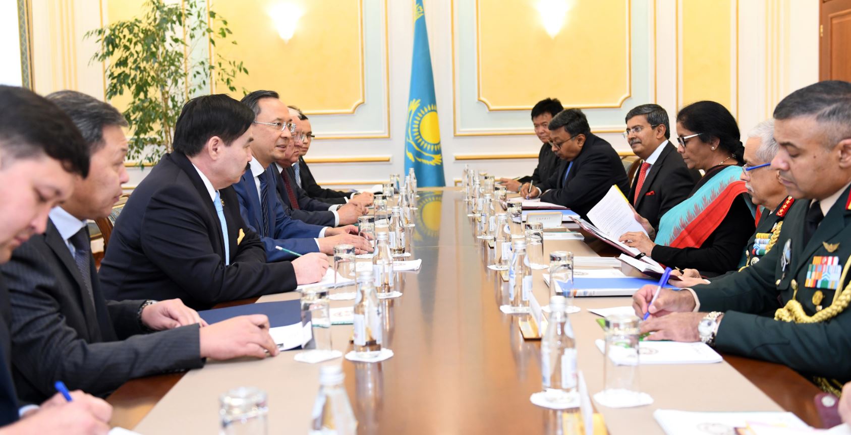 قايرات ءابدىراحمانوۆ ءۇندىستاننىڭ قورعانىس مينيسترىمەن كەزدەستى