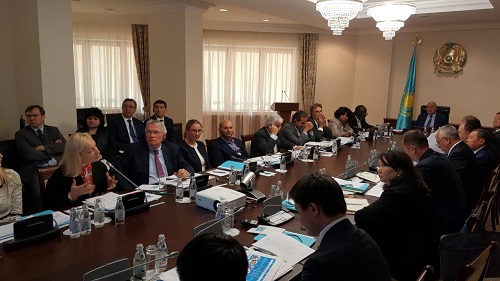 ۇكىمەت ۇيىندە دۇنيەجۇزىلىك بانك توپتارىنىڭ دوڭگەلەك ۇستەلى ءوتتى