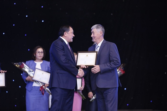 اتىراۋلىق مۇعالىمدەر ماراپاتتالدى