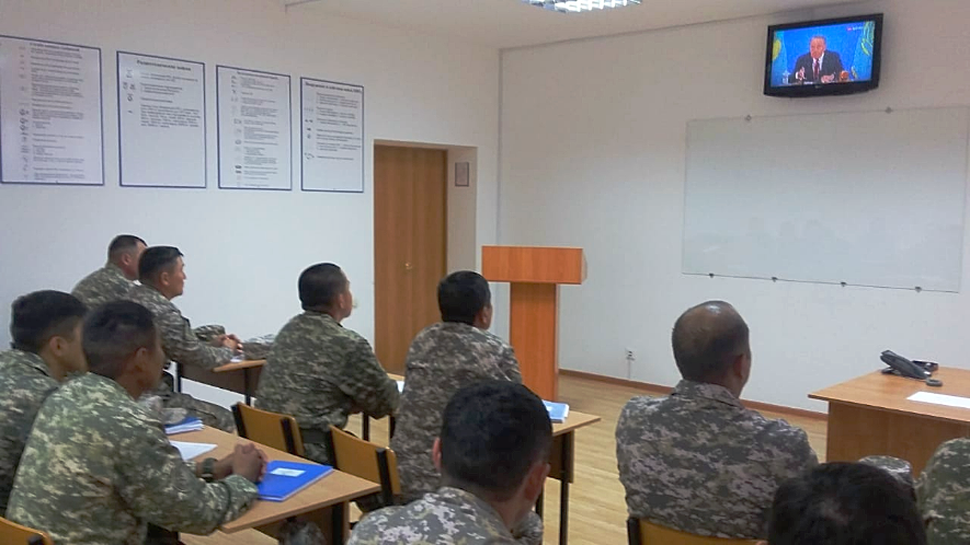 «باتىس» وڭىرلىك قولباسشىلىعىنىڭ اسكەري قىزمەتشىلەرى ەلباسى جولداۋىن تاماشالادى