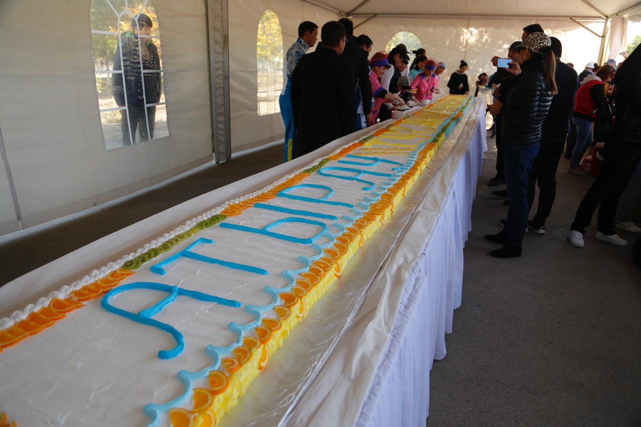 اتىراۋدا قالا كۇنىنە وراي 10  مەترلىك تورت دايىندالدى