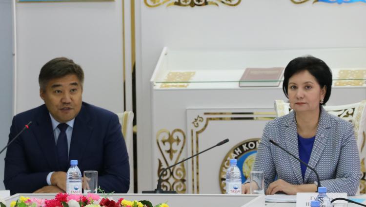 «قازاقستاندىق قوعامدى جاڭعىرتۋ پروتسەسىندەگى وتباسىنىڭ ءرولى» تاقىرىبىندا دوڭگەلەك ۇستەل ءوتتى