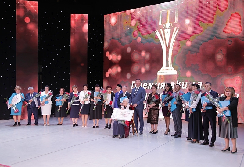 قاراعاندىدا مۇعالىمدەرگە قۇرمەت كورسەتىلدى