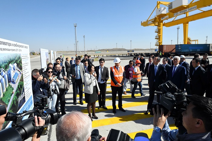 شەتەلدىك ديپلوماتتار قورعاستاعى حابتىڭ جۇمىسىمەن تانىستى