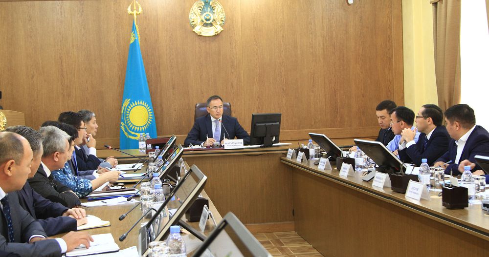 ەلدى مەكەندەر ەڭسە تىكتەپ كەلەدى