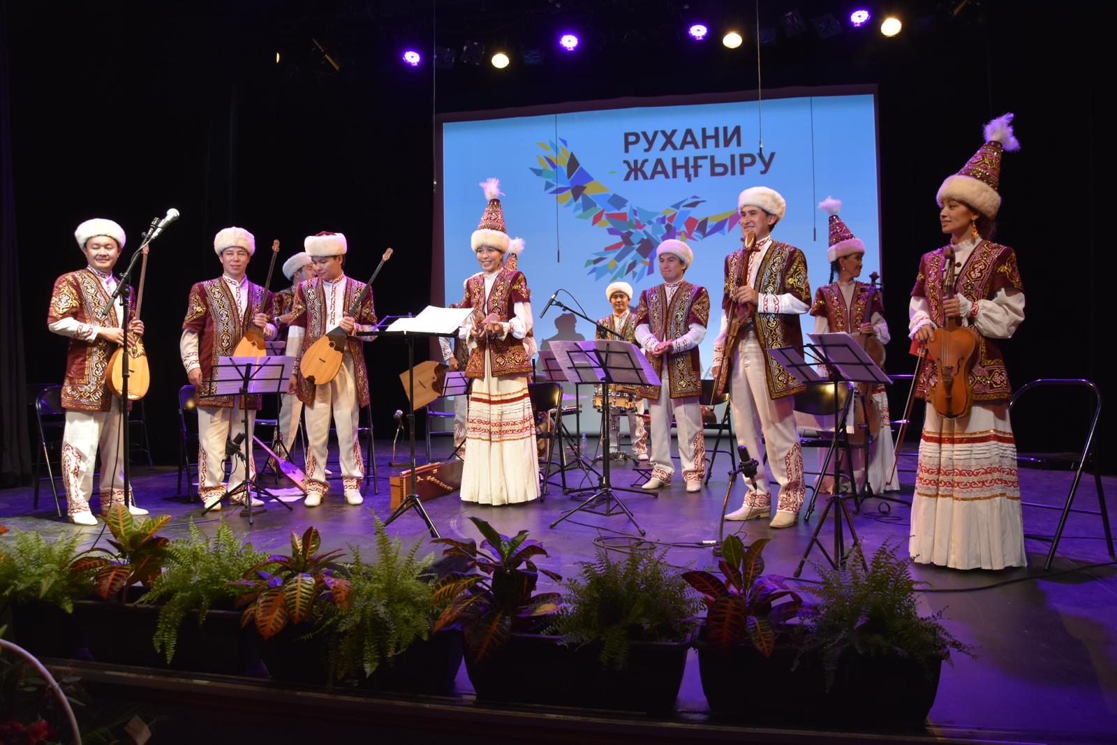 فرانتسۋزدار كونە زاماننىڭ كۇمبىرىن ەستىدى