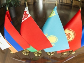 ەۋرازيا سوزدىگىندە 2800-دەن استام سوزدەر مەن تىركەستەر بار