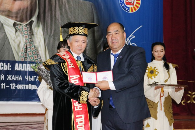 اكادەميا عالىمدارىنا قۇرمەتتى پروفەسسور اتاعى بەرىلدى
