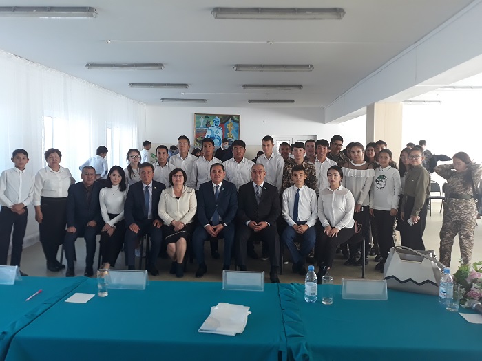 سەناتورلار اتىراۋ قالالىق بيزنەس جانە قۇقىق كوللەدجىندە كەزدەسۋ وتكىزدى