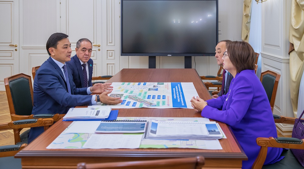 سەناتورلار اق جايىق وڭىرىنە كەلدى
