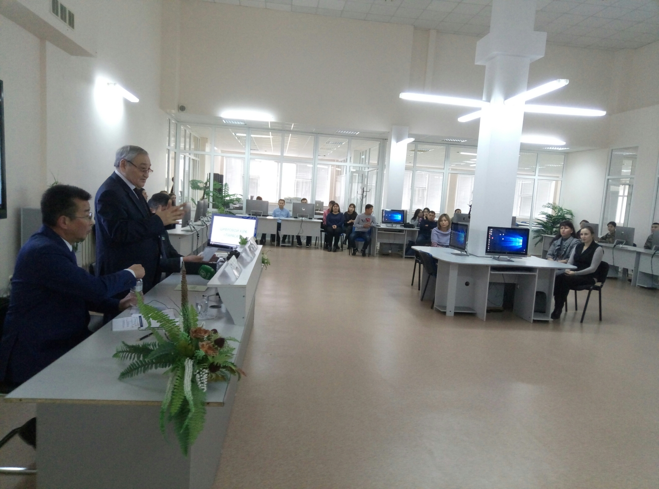 Cەناتورلار ۋنيۆەرسيتەتتەگى تسيفرلىق حابتى ارالادى