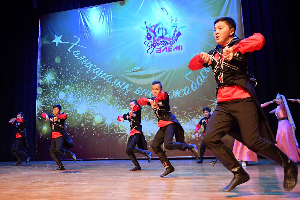 دارىندىلار توپ جاردى