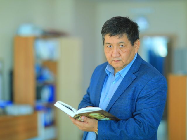  امانگەلدى كەڭشىلىك ۇلى: «ادەبيەتىمىزدىڭ التىن عاسىرى الدا»
