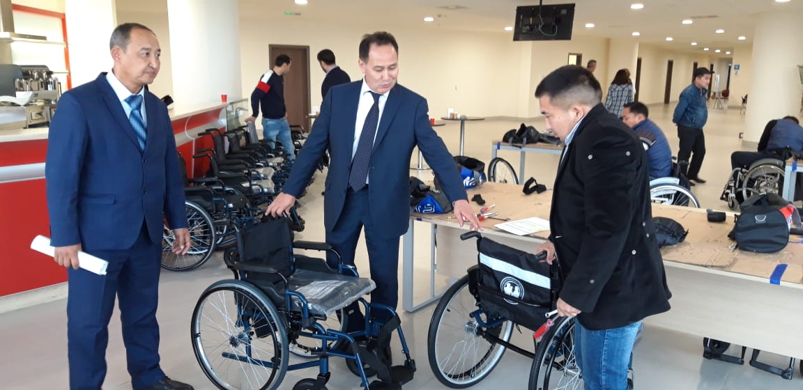 مۇمكىندىگى شەكتەۋلى جاندارعا مۇگەدەكتەر ارباسىن سىيلايدى