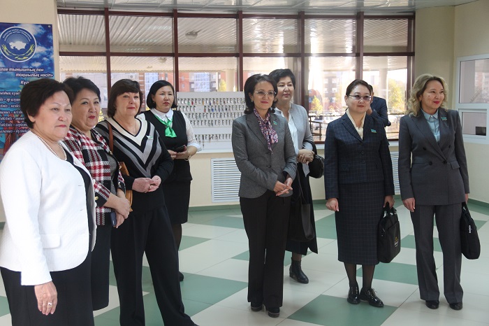 پارلامەنت دەپۋتاتتارى ورالدا ءۇش اۋىسىمدا وقىتاتىن مەكتەپتە بولدى