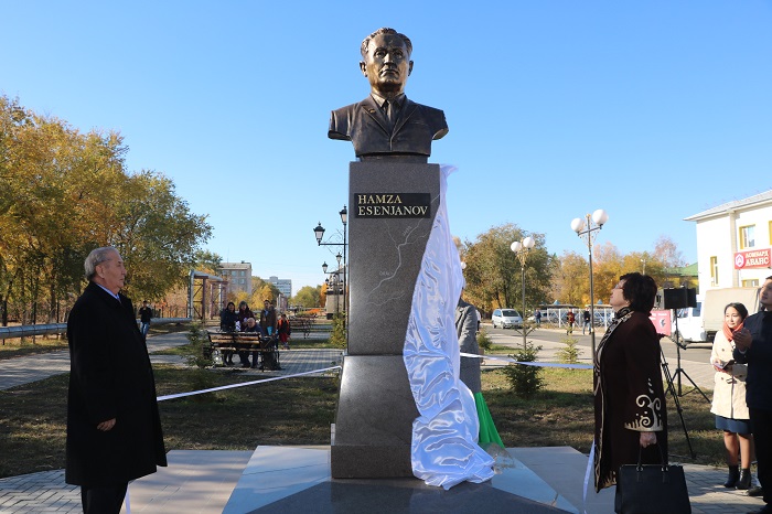 ورالدا جازۋشى حامزا ەسەنجانوۆقا ەسكەرتكىش ورناتىلدى