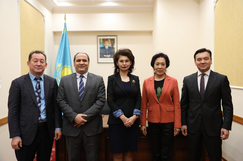 قازاق ادەبيەتىنىڭ جيناقتارى قىتاي, اراب تىلدەرىندە جارىق كورەدى