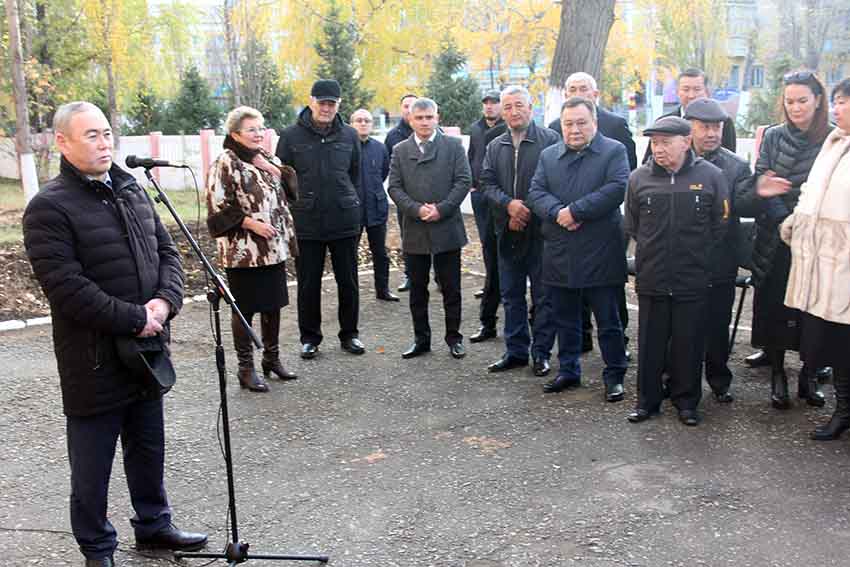 رۋدنىيدا ورال مۇحامەدجانوۆقا ەسكەرتكىش تاقتا ءىلىندى