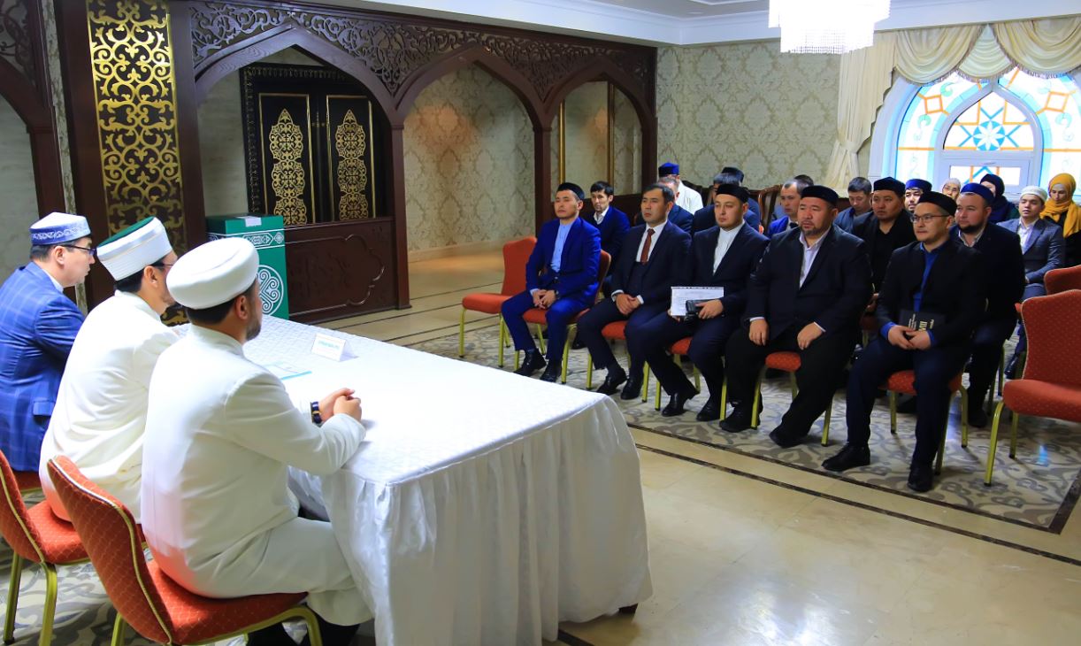 Əزىرەت سۇلتان مەشىتىنە جاڭا باس يمام تاعايىندالدى