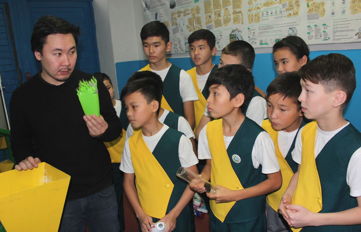 رۋدنىي قالاسىنداعى مەكتەپتە پلاستيكتى وڭدەۋ شەبەرحاناسى اشىلدى