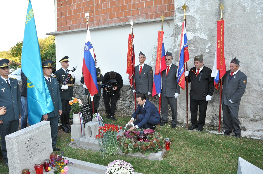 جاۋىنگەر «كاسسە سەبەرو» قابىرىنە قازاقستان جەرى سالىنعان كاپسۋلا قويىلدى