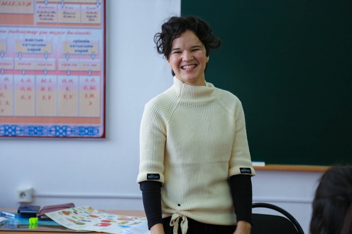 امەريكالىق ەرىكتىلەر اۋىل بالالارىنا اعىلشىن ءتىلىن ۇيرەتۋدە