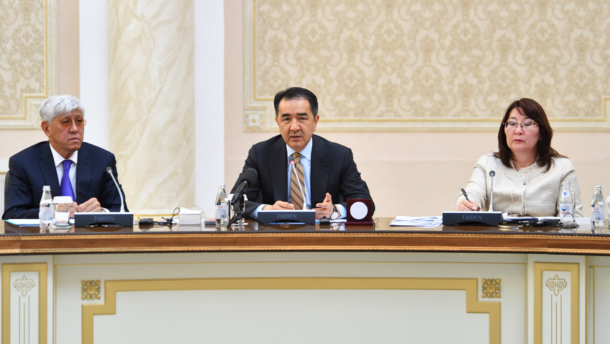 ب. ساعىنتاەۆ الماتى وبلىسىنىڭ دارىگەرلەرىمەن ەلباسى جولداۋىن جۇزەگە اسىرۋ ماسەلەلەرىن تالقىلادى